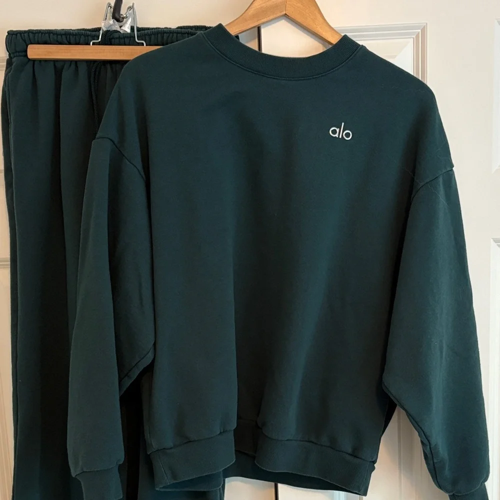 ALO SWEATSET Dark Green Crewneck Sweatshirt and Sweatpants Set